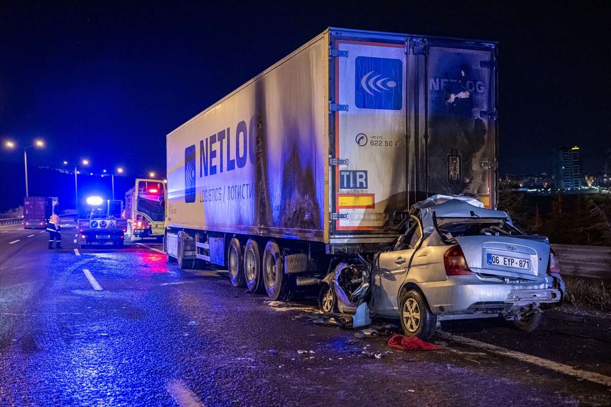 Trafikte facia! TIR’a çarpan otomobil alev aldı, sürücü öldü 4